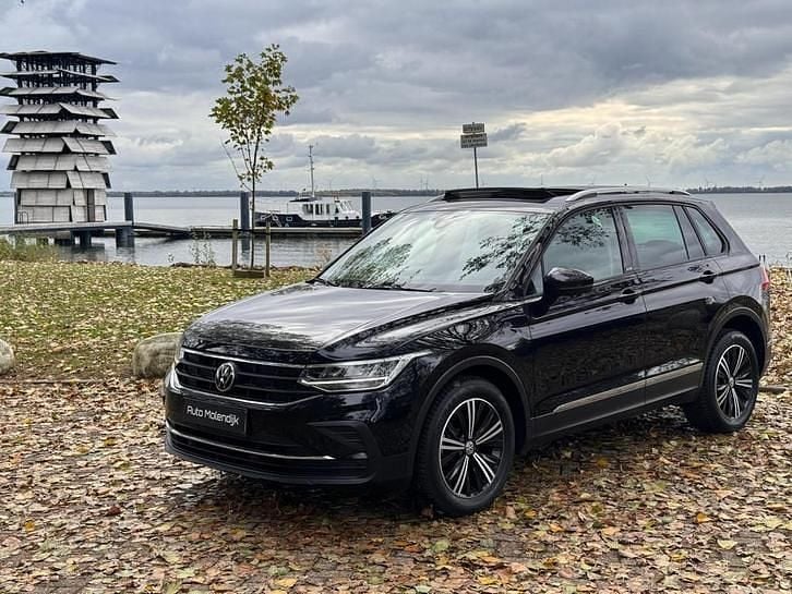 Zwart Gebruikt 2021 VW Tiguan SUV | € 27.950 (Eerlijke prijs) - Afbeelding 1/1