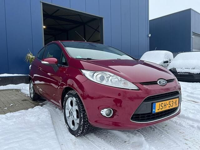 Rood Gebruikt 2011 Ford Fiesta Titanium Hatchback | € 4.749 (Goede deal) - Afbeelding 1/4