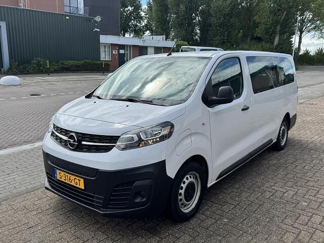 Wit Gebruikt 2023 Opel Vivaro-e Combi Van | € 26.900 (Goede deal) - Afbeelding 1/4