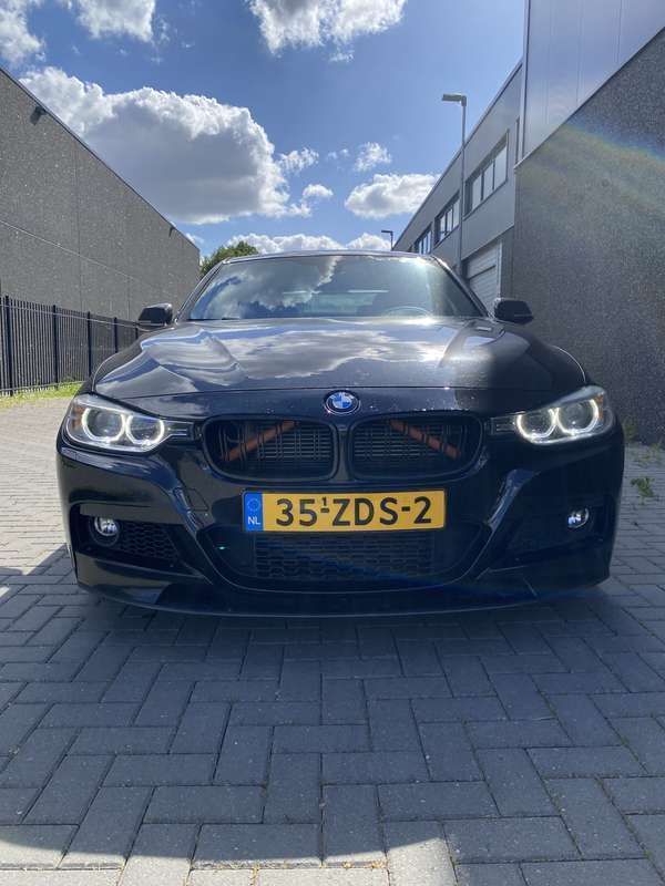 Zwart Gebruikt 2012 BMW 330 Sedan | € 10.000 (Super prijs) - Afbeelding 1/4