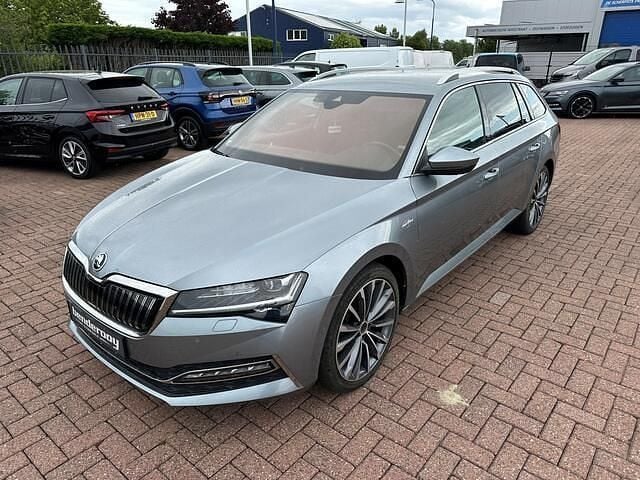 Grijs Gebruikt 2021 Skoda Superb LAURIN & KLEMENT Stationwagen | € 29.995 (Eerlijke prijs) - Afbeelding 1/3