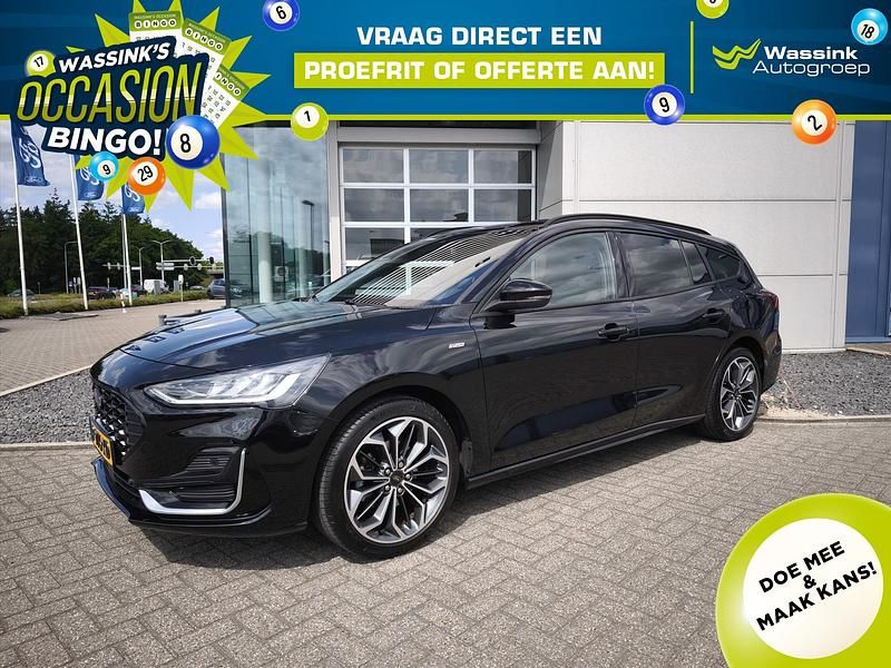 Zwart (metallic) Gebruikt 2022 Ford Focus ST-Line Stationwagen | € 24.350 (Duur) - Afbeelding 1/4
