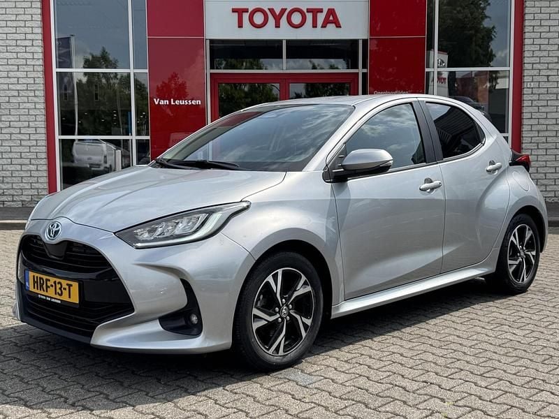 Grijs Gebruikt 2024 Toyota Yaris Hybrid Hatchback | € 23.640 (Eerlijke prijs) - Afbeelding 1/4