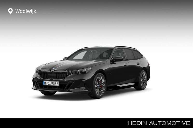 Zwart, metallic lak Nieuw 2025 BMW 550 M Sport Stationwagen | € 109.072 - Afbeelding 1/4