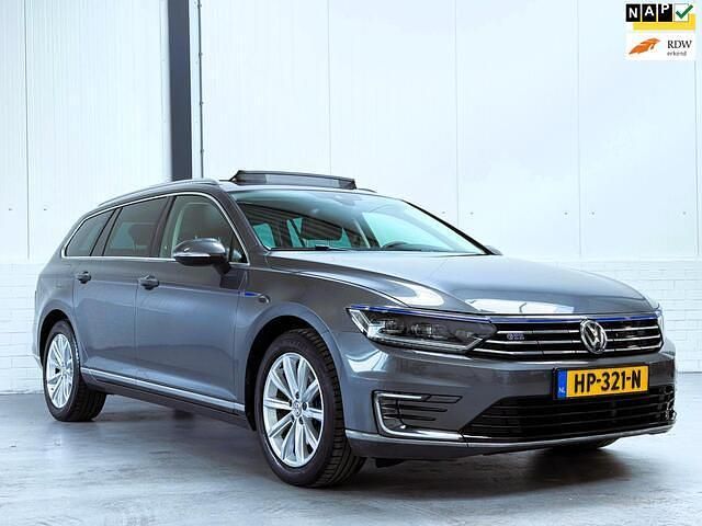 Grijs, metallic lak Gebruikt 2015 VW Passat Highline Stationwagen | € 11.950 (Goede deal) - Afbeelding 1/4