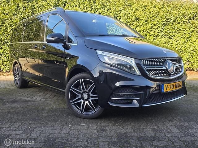 Zwart (metallic) Occasion 2017 Mercedes V250 AMG MPV | € 42.498 (Duur) - Afbeelding 1/4