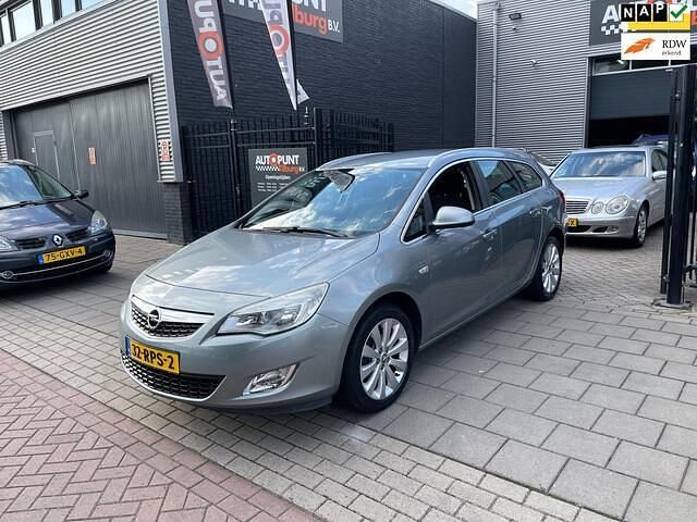 Grijs Gebruikt 2011 Opel Astra Cosmo Stationwagen | € 3.999 (Eerlijke prijs) - Afbeelding 1/4