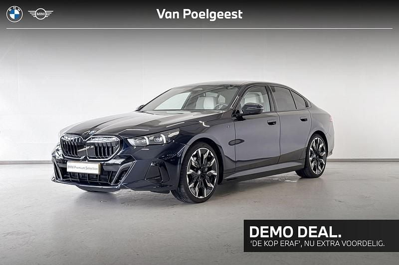 M carbonschwarz metallic (zwart metallic) Gebruikt 2025 BMW i5 M Sport Sedan | € 62.900 - Afbeelding 1/4
