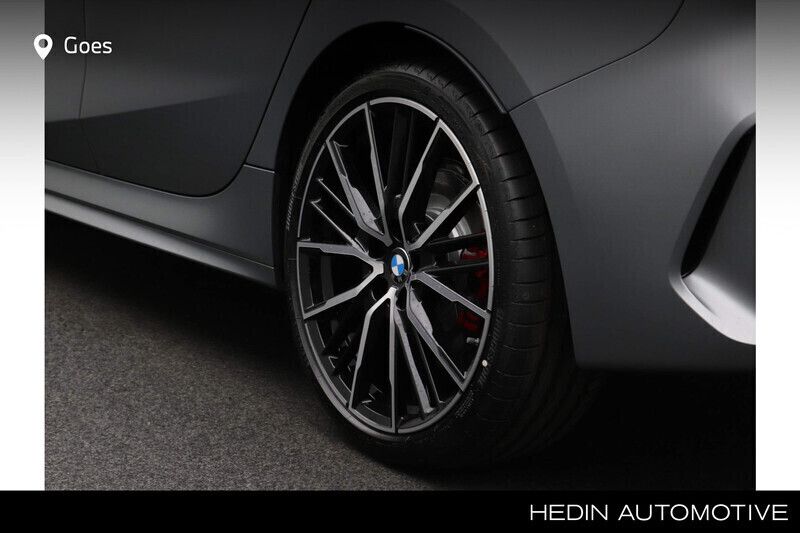 Grijs Gebruikt 2024 BMW 118 M Sport Hatchback | € 39.880 (Iets duurder) - Afbeelding 1/4