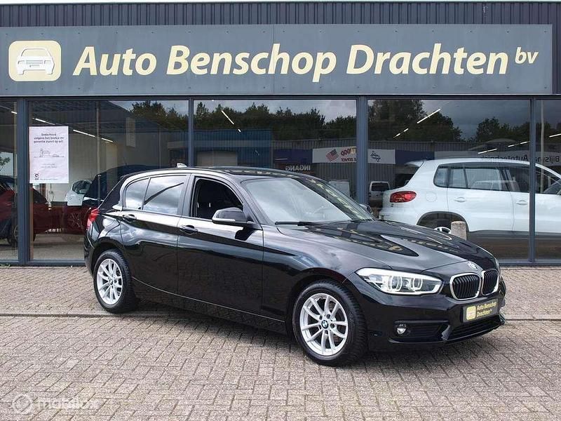 Zwart (metallic) Occasion 2016 BMW 118 Hatchback | € 10.450 (Eerlijke prijs) - Afbeelding 1/4