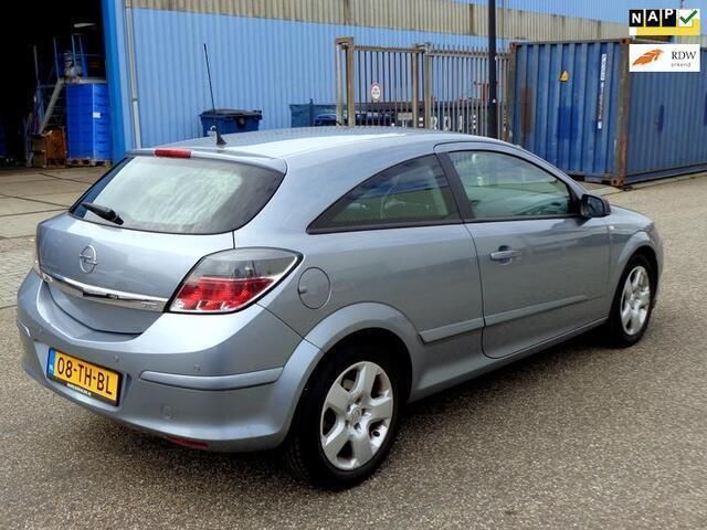 Grijs Gebruikt 2006 Opel Astra GTC Edition Hatchback | € 1.950 (Eerlijke prijs) - Afbeelding 1/4