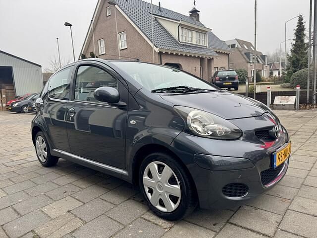 Occasion Toyota Aygo Comfort 68 PK (50 kW) 2010 Grijs (metallic) Hatchback