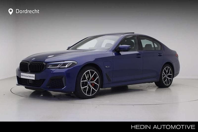 Blauw, metallic lak Gebruikt 2023 BMW 530 Executive Sedan | € 48.895 (Eerlijke prijs) - Afbeelding 1/4