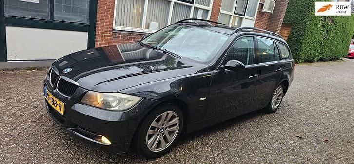 Zwart Gebruikt 2006 BMW 318 Executive Stationwagen | € 1.499 (Super prijs) - Afbeelding 1/4