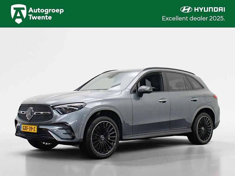Grijs, metallic lak Gebruikt 2024 Mercedes GLC300e AMG line SUV | € 62.950 (Eerlijke prijs) - Afbeelding 1/4