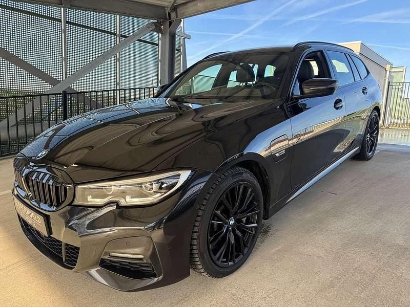 Zwart Occasion 2022 BMW 330e Executive Stationwagen | € 27.950 (Goede deal) - Afbeelding 1/4