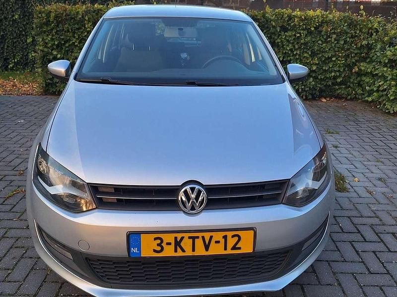 Grijs Gebruikt 2011 VW Polo Highline Hatchback | € 6.140 (Eerlijke prijs) - Afbeelding 1/4