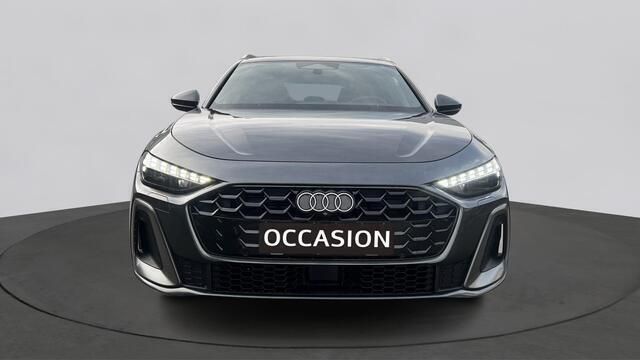 Grijs Gebruikt 2024 Audi A5 S-Line Coupé | € 59.990 - Afbeelding 1/4