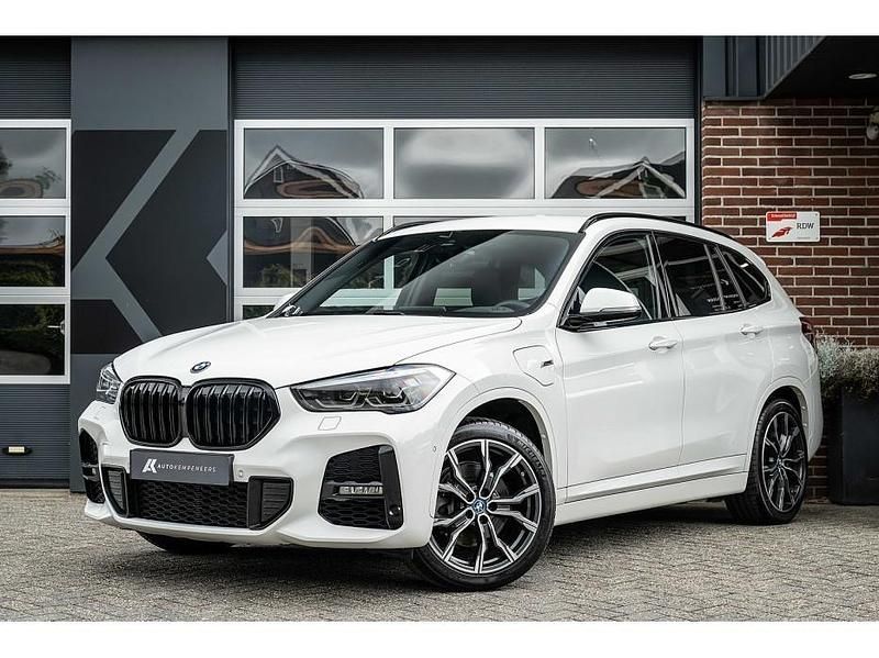 Wit Gebruikt 2021 BMW X1 M Sport SUV | € 33.950 (Iets duurder) - Afbeelding 1/4