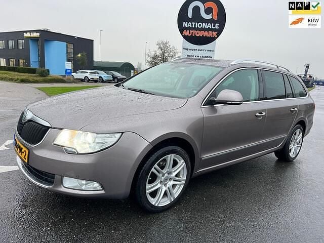 Grijs Gebruikt 2011 Skoda Superb Business Line Stationwagen | € 3.950 (Super prijs) - Afbeelding 1/4