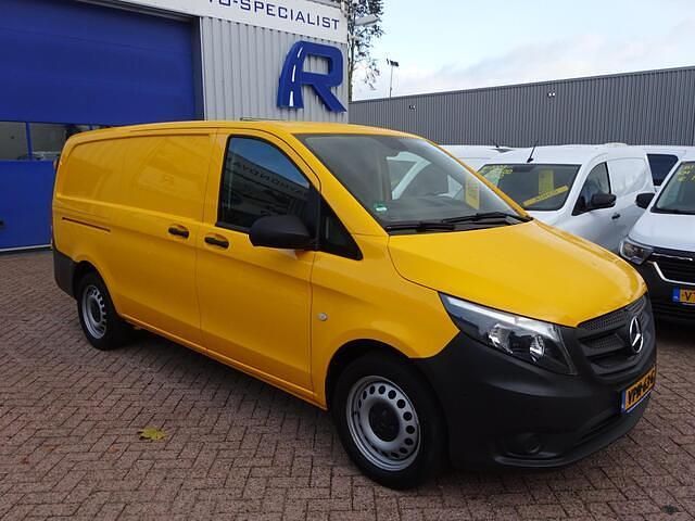 Geel Gebruikt 2022 Mercedes Vito MPV | € 16.950 - Afbeelding 1/4