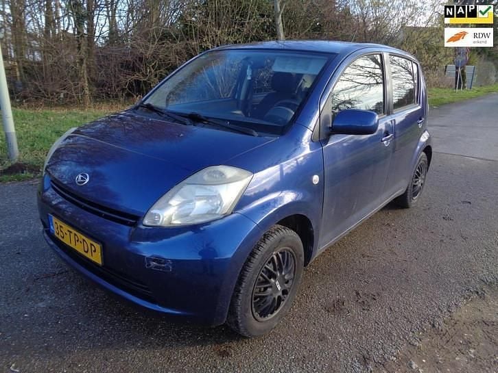Blauw Occasion 2006 Daihatsu Sirion Hatchback | € 999 (Super prijs) - Afbeelding 1/4