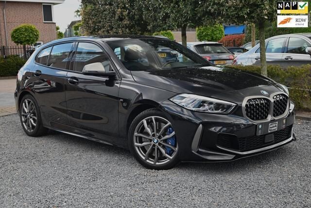 Zwart Gebruikt 2022 BMW M135 Executive Hatchback | € 41.950 (Eerlijke prijs) - Afbeelding 1/4