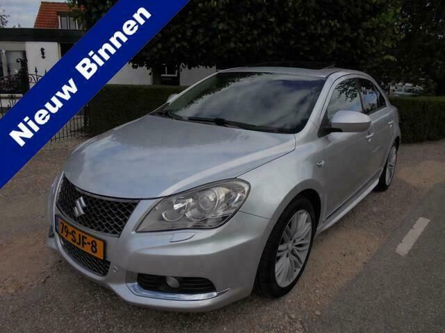 Zilver, metallic lak Gebruikt 2011 Suzuki Kizashi Sport Sedan | € 10.750 - Afbeelding 1/4
