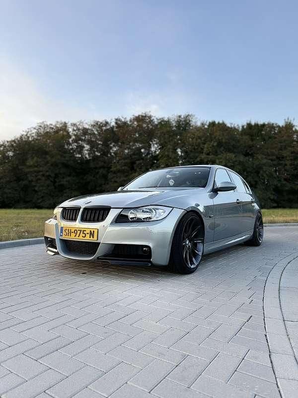 Grijs Gebruikt 2005 BMW 325 Executive Sedan | € 5.500 (Eerlijke prijs) - Afbeelding 1/4