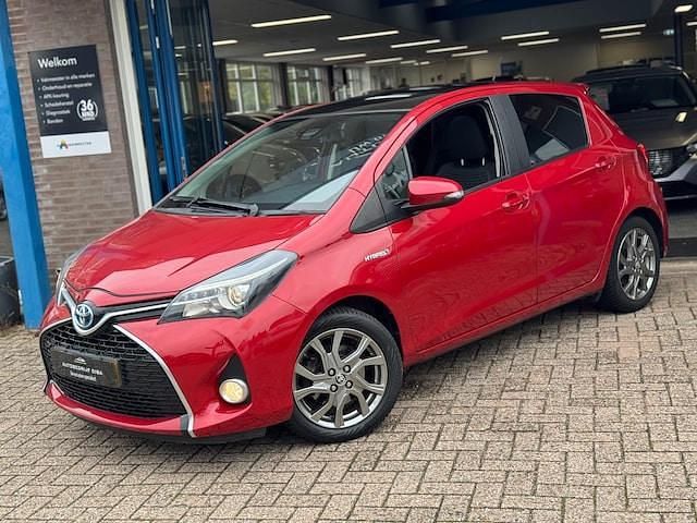 Occasion Toyota Yaris Hybrid 73 PK (53 kW) 2016 Rood Hatchback
