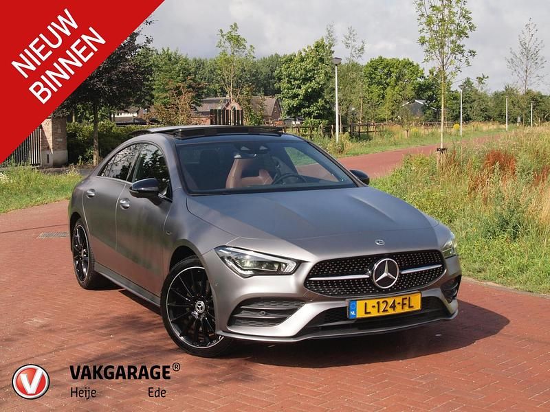 Grijs Gebruikt 2021 Mercedes CLA250e Premium Plus Sedan | € 38.490 (Iets duurder) - Afbeelding 1/4