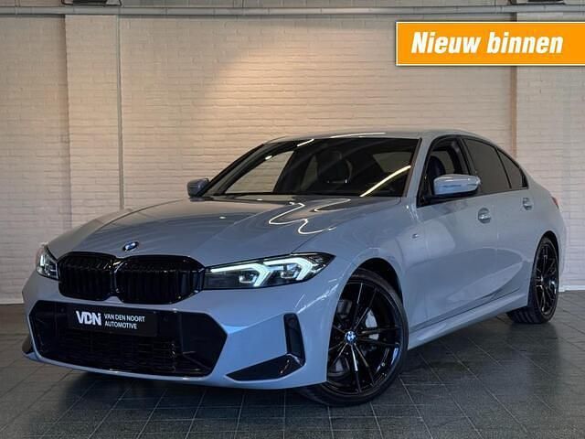 Grijs Occasion 2022 BMW 330 M Sport Sedan | € 46.450 (Eerlijke prijs) - Afbeelding 1/4