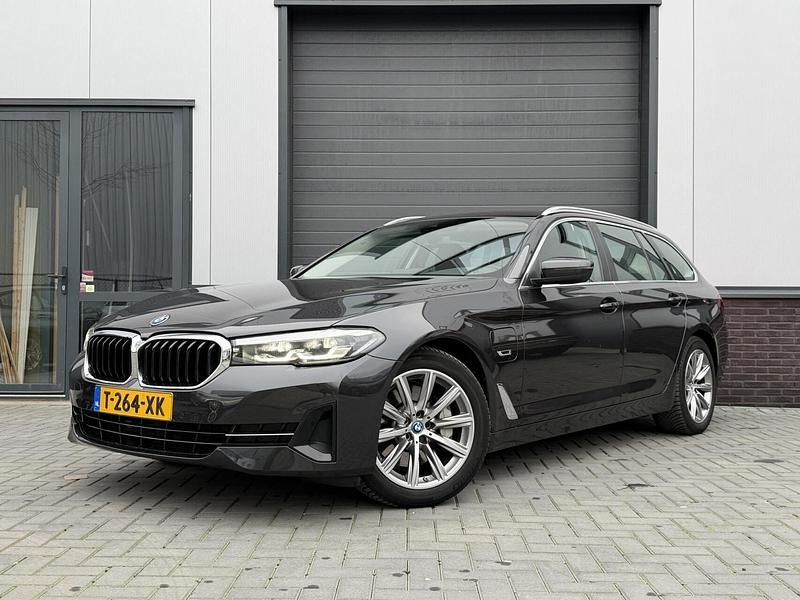 Grijs Gebruikt 2023 BMW 530 Stationwagen | € 36.950 (Super prijs) - Afbeelding 1/4