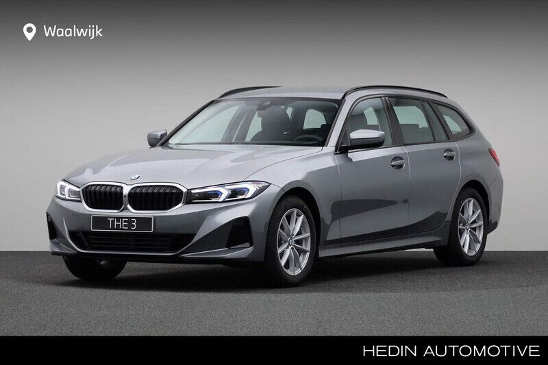 Grijs, metallic lak Gebruikt 2025 BMW 318 Comfort Edition Stationwagen | € 49.880 (Duur) - Afbeelding 1/4