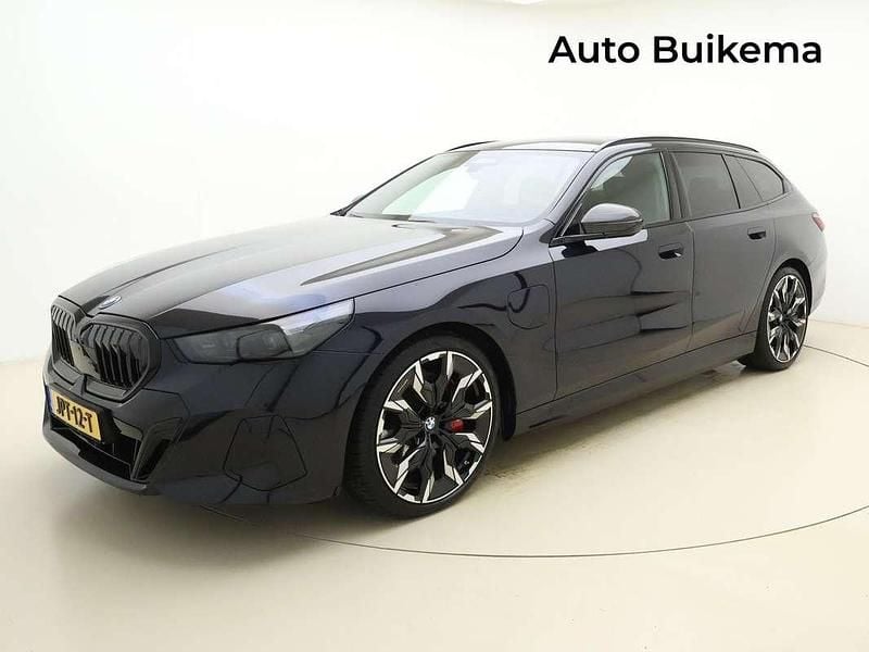 Zwart Nieuw 2025 BMW 550e M Sport Stationwagen | € 99.999 (Super prijs) - Afbeelding 1/4
