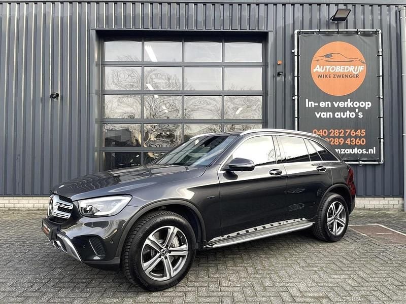 Grijs Gebruikt 2020 Mercedes GLC300e Premium Plus SUV | € 38.950 (Goede deal) - Afbeelding 1/4