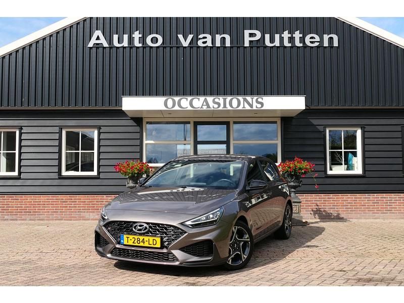 Bruin Gebruikt 2022 Hyundai i30 Comfort Hatchback | € 19.245 (Eerlijke prijs) - Afbeelding 1/4