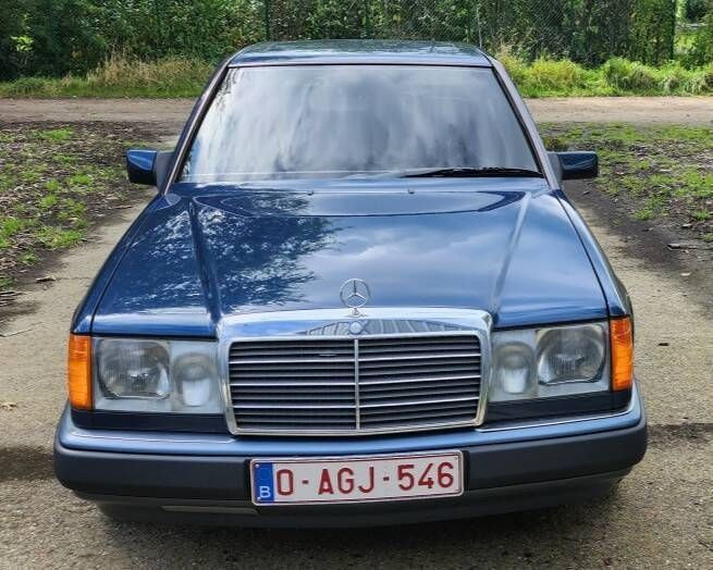 Blauw Gebruikt 1989 Mercedes E230 Sedan | € 7.800 - Afbeelding 1/4