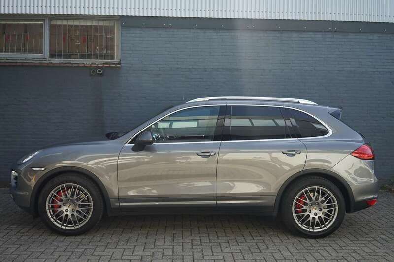 Grijs, metallic lak Gebruikt 2010 Porsche Cayenne Turbo SUV | € 43.750 - Afbeelding 1/4