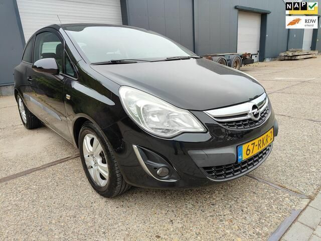 Zwart Gebruikt 2011 Opel Corsa Cosmo Hatchback | € 2.450 (Eerlijke prijs) - Afbeelding 1/4