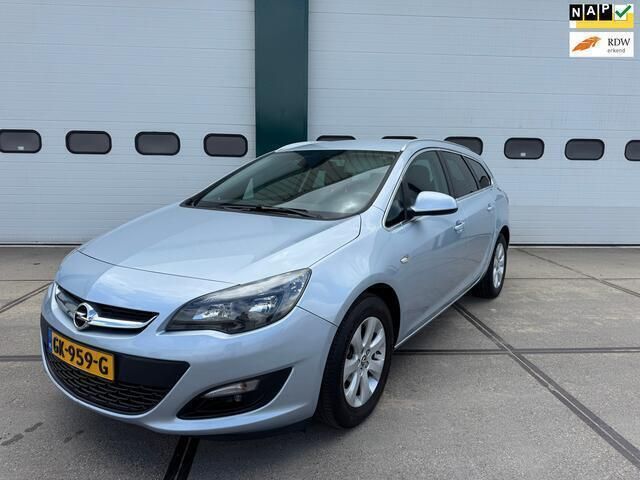 Grijs Gebruikt 2015 Opel Astra Edition Stationwagen | € 5.925 (Eerlijke prijs) - Afbeelding 1/4