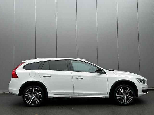 Wit Occasion 2017 Volvo V60 CC Momentum Stationwagen | € 14.945 (Duur) - Afbeelding 1/4