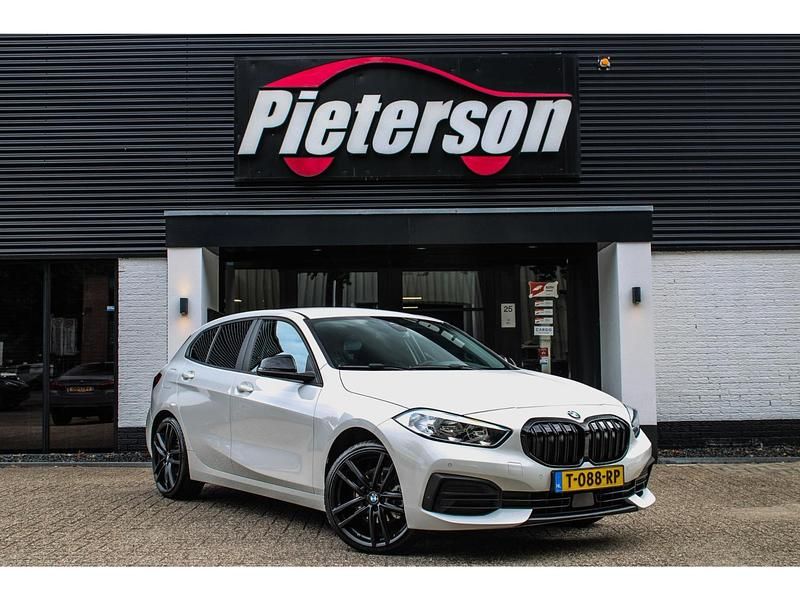 Wit Gebruikt 2020 BMW 118 Executive Hatchback | € 16.899 (Eerlijke prijs) - Afbeelding 1/4
