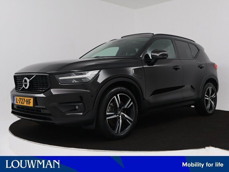 Zwart, metallic lak Gebruikt 2021 Volvo XC40 R-Design SUV | € 29.445 (Eerlijke prijs) - Afbeelding 1/3