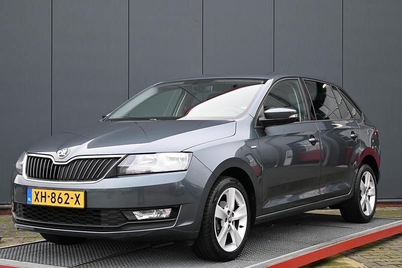Grijs Gebruikt 2019 Skoda Rapid Clever Hatchback | € 11.950 (Goede deal) - Afbeelding 1/4
