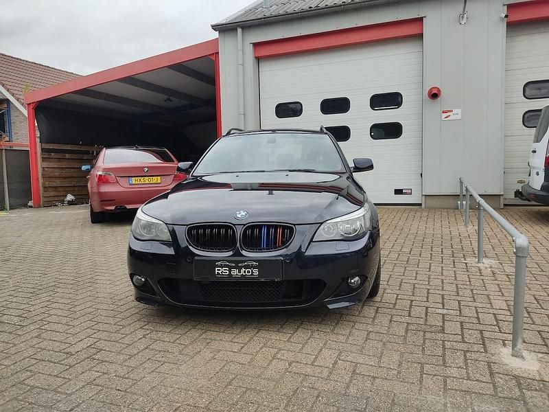 Zwart (metallic) Gebruikt 2005 BMW 523 M Sport Stationwagen | € 8.999 - Afbeelding 1/4