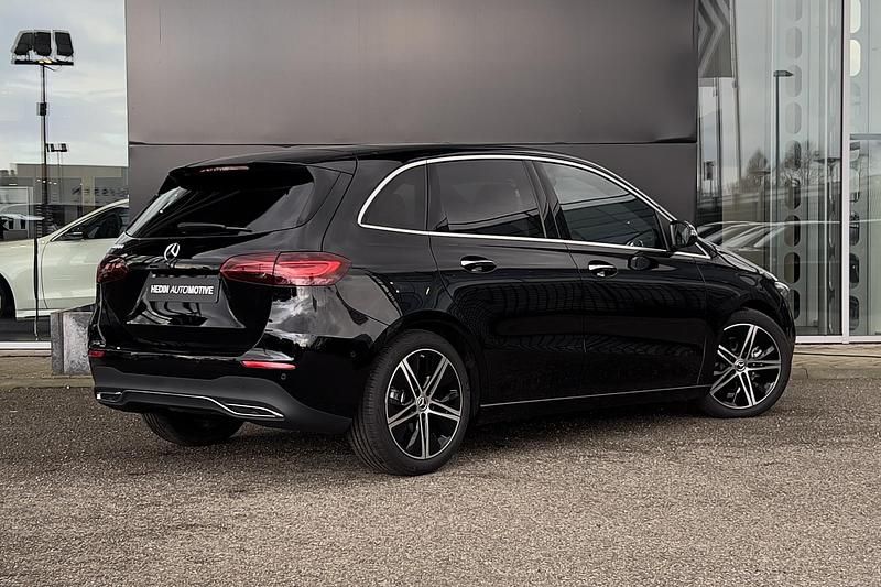 Occasion Mercedes B180 Luxury 136 PK (100 kW) 2025 Zwart MPV