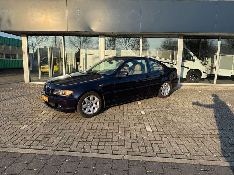 Blauw, metallic lak Gebruikt 2004 BMW 318 Executive Coupé | € 2.875 (Goede deal) - Afbeelding 1/4