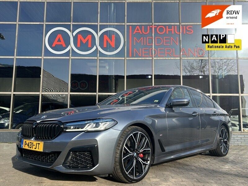 Grijs, metallic lak Gebruikt 2022 BMW 520 M Sport Sedan | € 43.500 (Duur) - Afbeelding 1/4