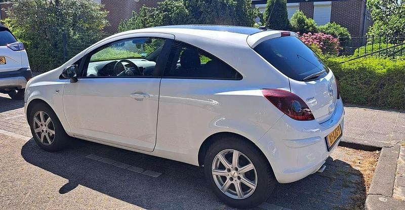 Wit Gebruikt 2012 Opel Corsa Edition MPV | € 1.250 (Eerlijke prijs) - Afbeelding 1/4